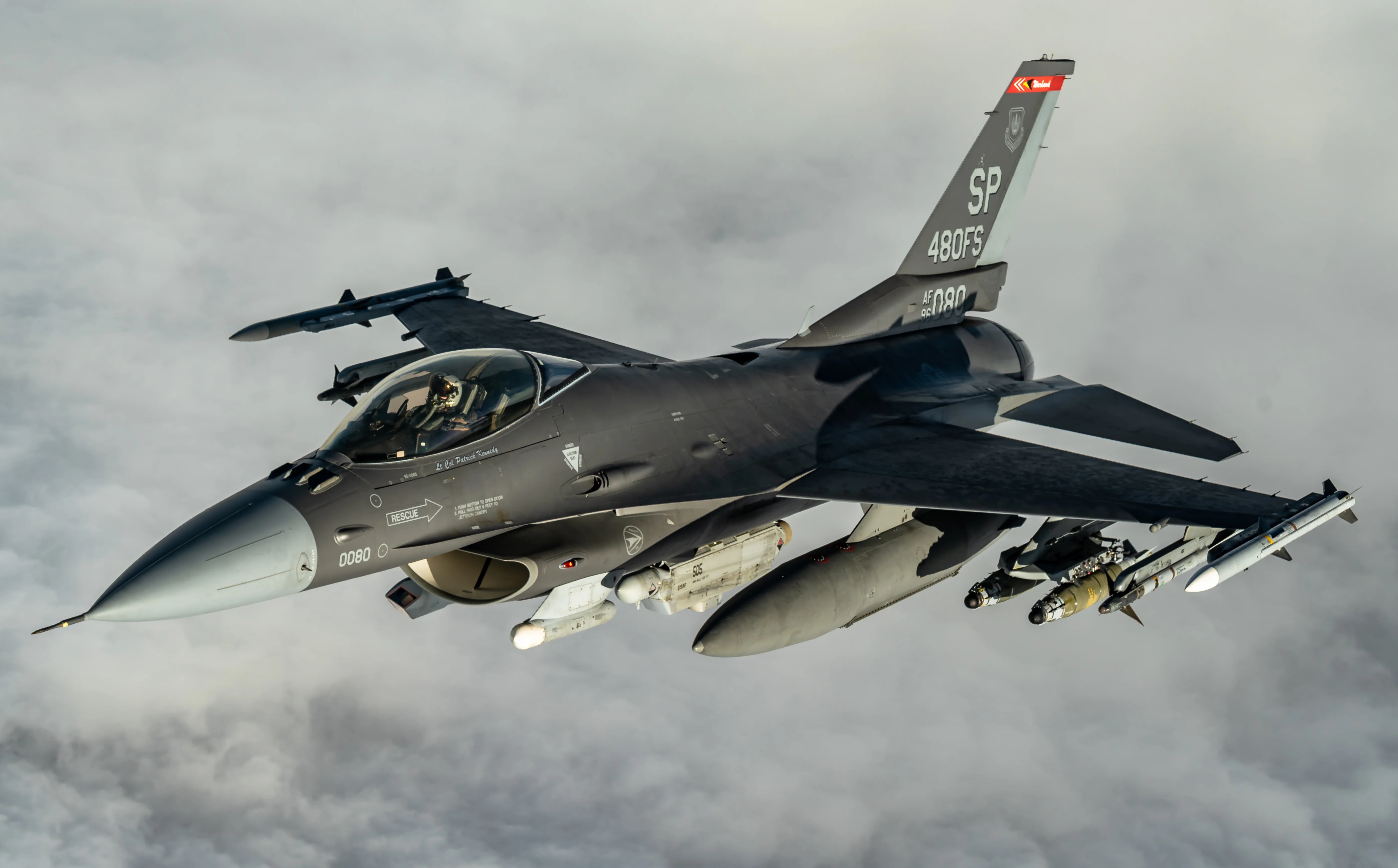 Stíhačka F-16: nové radary, systémy elektronického boje a stealth nátěr