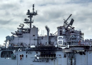 Zkázu americké lodě USS Bonhomme Richard mohl způsobit žhář