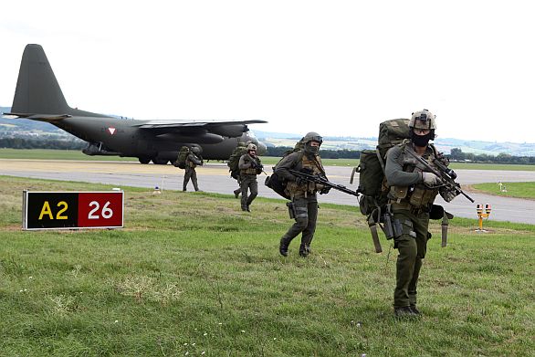 Foto: RakouÅ¡tÃ­ vojÃ¡ci pÅ™i cviÄenÃ­ Safe Return 2014. / RakouskÃ© ministerstvo obrany